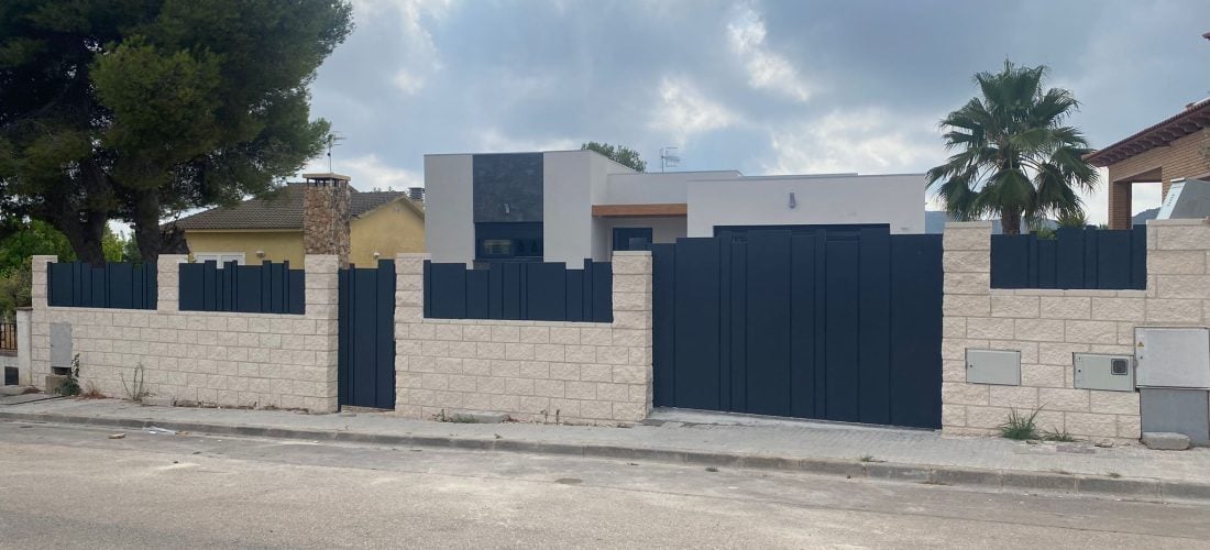 Puerta peatonal fabricada en chapa plegada y detalles en inoxidable