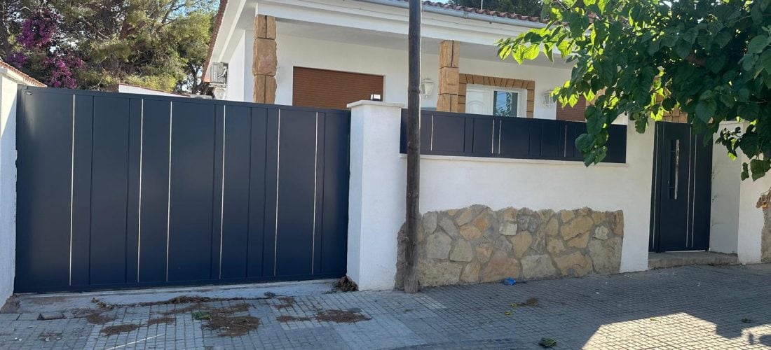 Puerta de hierro peatonal tipo industrial